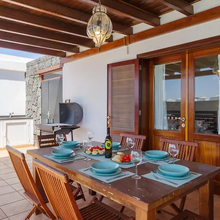 234 - Reinosa By Now Ltd * Playa Blanca (Lanzarote)